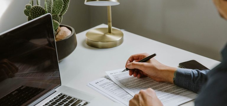 Männliche Person, die ein Steuerformular ausfüllt